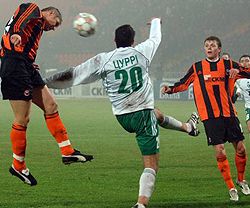 Захисник «Шахтаря» Володимир Єзерський бореться за м’яч із захисником “Ворскли” Дебатіком Цуррі під час матчу 1/4 фіналу Кубка України. Донецьк, 12 грудня