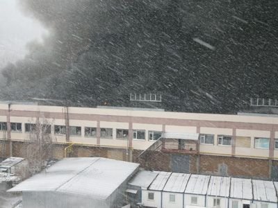 В Киеве горят склады с водкой и пивом (фоторепортаж) - обновлено