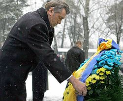 Виктор Ющенко принимает участие в возложении цветов к памятному знаку «Воинам Чернобыля» и Мемориального кургана «Героям Чернобыля». Киев, 14 декабря