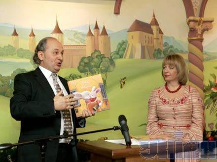 Екатерина Ющенко и директор издательства ”А-БА-БА-ГА-ЛА-МА-ГА” Иван Малкович