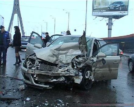 Лобовое столкновение на Московском мосту (фоторепортаж)