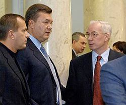 Николай Азаров, Виктор Янукович и Андрей Клюев общаются в Верховной Раде. Киев, 19 декабря