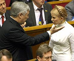 Юлія Тимошенко і Юрій Єхануров розмовляють під час засідання Верховної Ради України. Київ, 18 грудня 