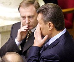 Віктор Янукович і Олександр Лавринович розмовляють під час засідання Верховної Ради України. Київ, 19 грудня