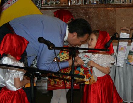 Садыков накормил гостей спагетти и собрал 122 тысячи (фоторепортаж)