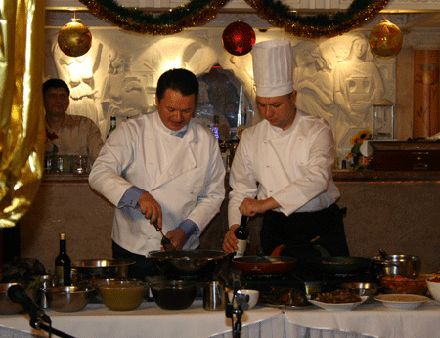 Садыков накормил гостей спагетти и собрал 122 тысячи (фоторепортаж)