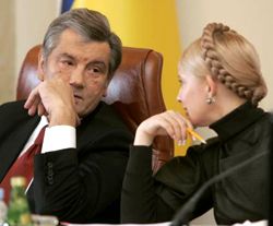 Юлия Тимошенко и Виктор Ющенко во время заседания Кабмина. Киев, 26 декабря