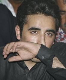 Син Беназір Бхутто на похороні матері