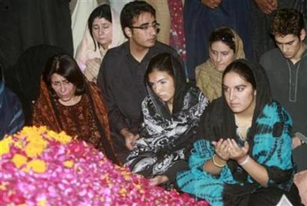 Сестра Беназір Бхутто Санам, син Білавал, донька Азіфа, донька Бахтавар, племінник Зульфикар Алі Бхутто молодший 