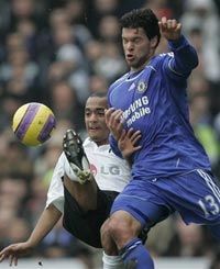 Елліот Омоцусі бореться за м`яч з Міхаелем Баллаком. Фото АР