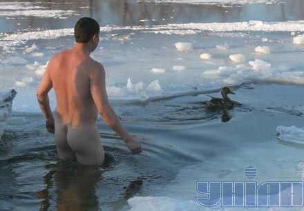 Живые люди в ледяной воде, и вполне добровольно (фоторепортаж)