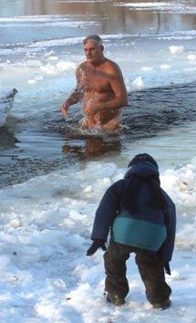 Живые люди в ледяной воде, и вполне добровольно (фоторепортаж)