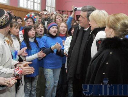 Президент Украины Виктор Ющенко вместе с женой в лагере-акции «Зимняя сказка» для детей-сирот и детей, лишенных родительской заботы, в пгт Ворохта Ивано-Франковской обл.