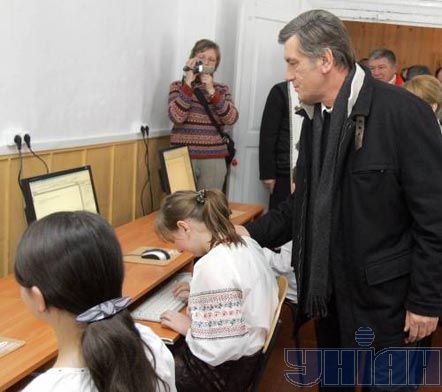 Виктор Ющенко в общеобразовательной школе І-ІІ ступени в поселке Татаров Яремчанского горсовета