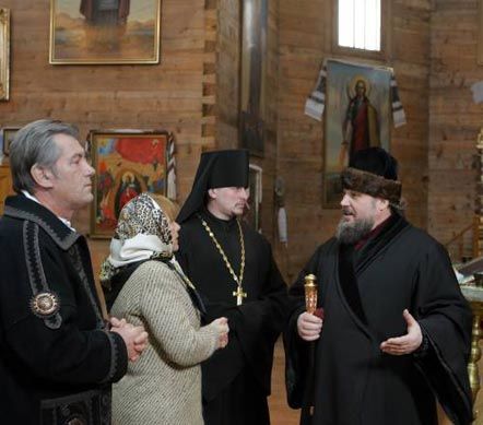 Ющенко з родиною відвідав Різдвяне богослужіння у Манявському Скиту (фото)