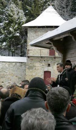 Ющенко з родиною відвідав Різдвяне богослужіння у Манявському Скиту (фото)