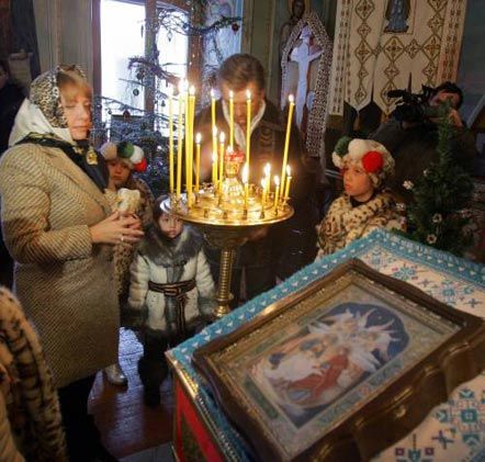 Ющенко з родиною відвідав Різдвяне богослужіння у Манявському Скиту (фото)