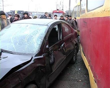 В Киеве под колесами трамвая погиб человек (фоторепортаж)