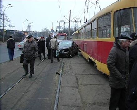 В Киеве под колесами трамвая погиб человек (фоторепортаж)