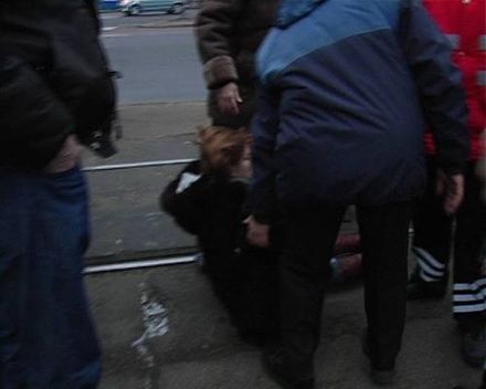 В Киеве под колесами трамвая погиб человек (фоторепортаж)