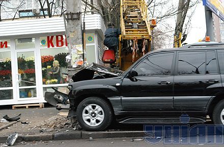 У центрі Києва зіткнулися Lexus і Daewoo Lanos (фоторепортаж)