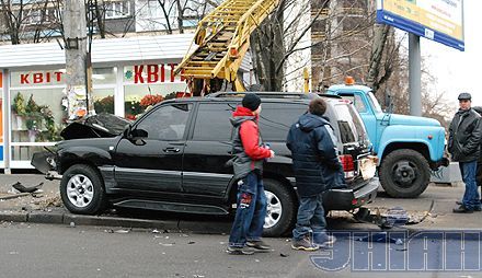У центрі Києва зіткнулися Lexus і Daewoo Lanos (фоторепортаж)