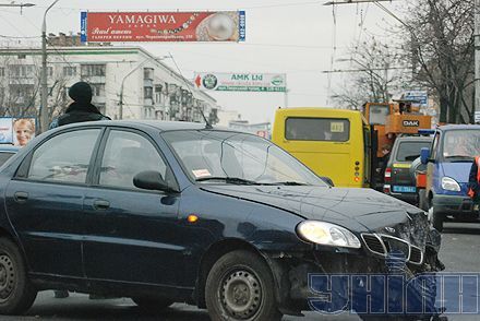 У центрі Києва зіткнулися Lexus і Daewoo Lanos (фоторепортаж)