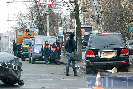 У центрі Києва зіткнулися Lexus і Daewoo Lanos (фоторепортаж)