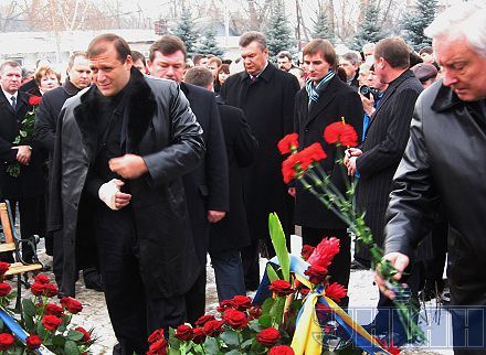 Чому Добкін хрестився на панахиді по Кушнарьову лівою рукою (фото)