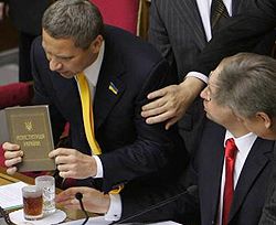 Регионал Владислав Лукьянов демонстрирует Арсению Яценюку Конституцию Украины во время блокирования оппозицией президиума ВР. Киев, 18 января