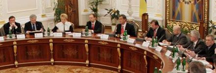 Вот так они сидели на заседании СНБО. Слева через 3 кресла от Ющенко - Луценко. Справа, тоже через 3 кресла - Черновецкий.