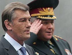Виктор Ющенко и командующий внутренних войск, генерал-полковник Александр Кихтенко