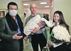 Кобзон приїхав у пологовий будинок за внуком з живим ведмедем (фото)

