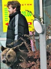 Кобзон приїхав у пологовий будинок за внуком з живим ведмедем (фото)

