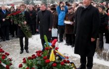 Янукович поклав квіти на могилу Кушнарьова (фото)