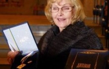 Міністр культури вручив Роговцевій на 75-річчя почесну відзнаку