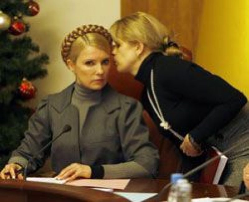 Юлия Тимошенко и ее пресс-секретарь Марина Сорока во время заседания Кабинета Министров. Киев, 9 января