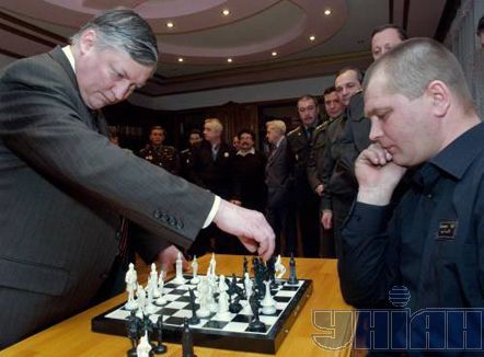 Анатолій Карпов грає в шахи з в`язнями колонії №25 (фото)