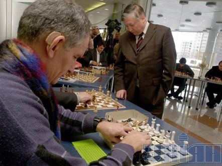 Інвалід 1-ї групи (повністю сліпий, погано чує), бронзовий призер Кубка світу параолімпійців з шахів Володимир Гаргін грає проти 16-разового чемпіона світу Анатолія Карпова у спорткомплексі ”Локомотив”.
