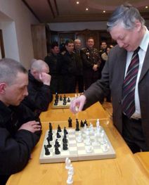 Анатолій Карпов грає в шахи з в`язнями колонії №25 (фото)