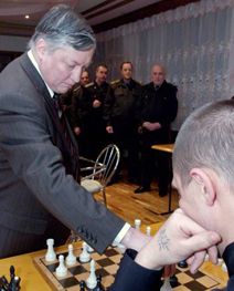 Анатолій Карпов грає в шахи з в`язнями колонії №25 (фото)