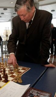 Анатолій Карпов грає в шахи з в`язнями колонії №25 (фото)