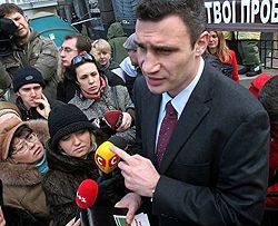 Виталий Кличко общается с активистами Общественной организации «Центр правозахисту» во время акции-митинга возле Секретариата Президента. Киев, 4 февраля