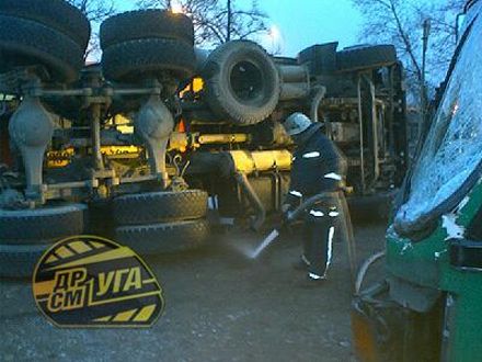 Зіткнення КамАЗа і автобуса паралізувало Московський міст (фоторепортаж)