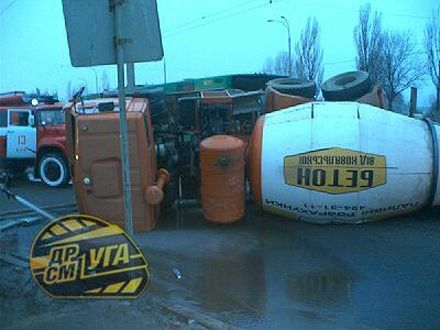 Зіткнення КамАЗа і автобуса паралізувало Московський міст (фоторепортаж)