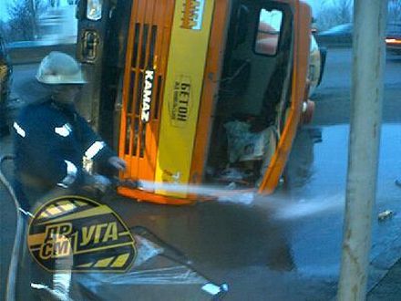 Зіткнення КамАЗа і автобуса паралізувало Московський міст (фоторепортаж)