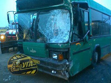 Зіткнення КамАЗа і автобуса паралізувало Московський міст (фоторепортаж)