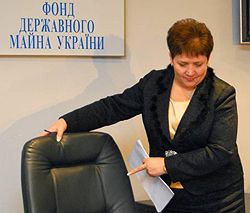 Валентина Семенюк держится за свое кресло на пресс-конференции по поводу отстранения ее от должности председателя Фонда госимущества. Киев, 6 февраля