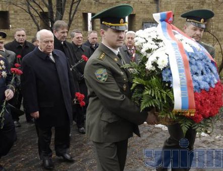 Віктор Черномирдін покладає квіти до могили російського дипломата в Лаврі (фото)