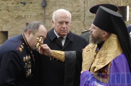 Віктор Черномирдін покладає квіти до могили російського дипломата в Лаврі (фото)